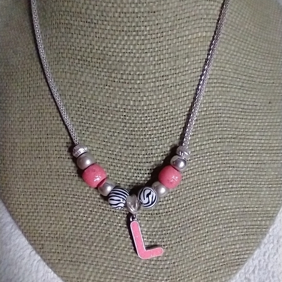 Pink beaded silvertone mesh chain initial L necklace - Picture 1 of 6
